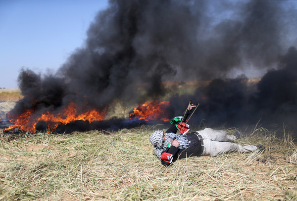 ▲▼加薩走廊巴勒斯坦人示威活動，巴勒斯坦青年使用石塊攻擊以色列士兵。（圖／路透社）