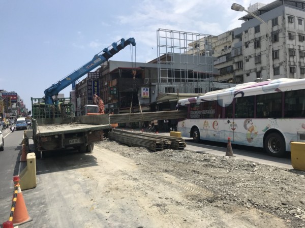 ▲開車開到一半「鋼板」突然插進來！　客運駕駛險遭貫穿嚇傻。（圖／警方提供）