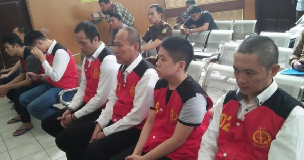 ▲▼在印尼被捕的8台嫌日前出庭求情，希望法官網開一面，不要判死刑。（圖／翻攝自Yulida/detikcom）