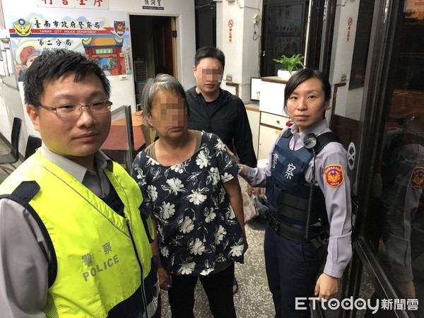 ▲李姓老婦凌晨在中西區中山路上徘徊遊蕩，幸經市警二分局民權派出所所長及員警發現，主動上前協助，協助老婦平安返家，使其免於流落街頭。（圖／記者林悅翻攝）