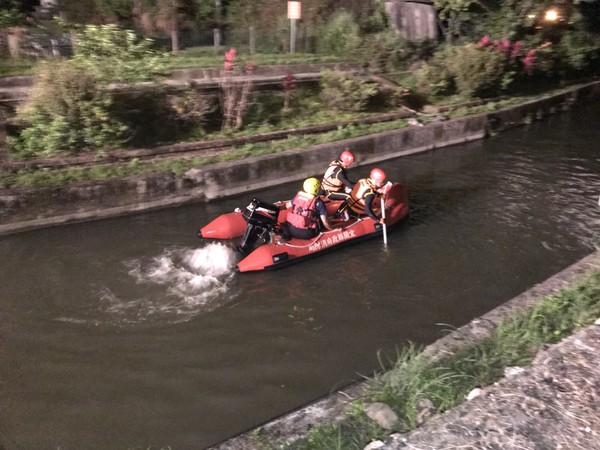 ▲▼宜蘭一處大排發現傾倒機車，目前正在找尋車主。（圖／宜蘭消防局提供）