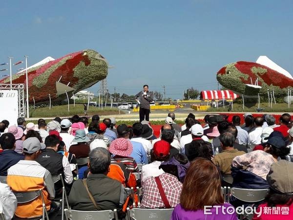 ▲桃園農博「錦鯉園」入口意象，由世紀鋼鐵以40噸重鋼材打造巨大錦鯉綠雕裝置。（圖／記者楊淑媛攝）