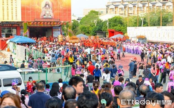 ▲桃園龍德宮戊戌（107）年南巡祈安遶境回駕，市長鄭文燦親自前往接迎。（圖／桃園市政府提供）