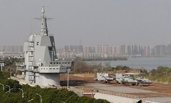 武漢航母樓近日傳出已為中國首艘「彈射航母」艦島定型，有分析指出，其應用至少2項瞄準美軍福特號核航母的先進技術。（圖／翻攝自大陸網站）