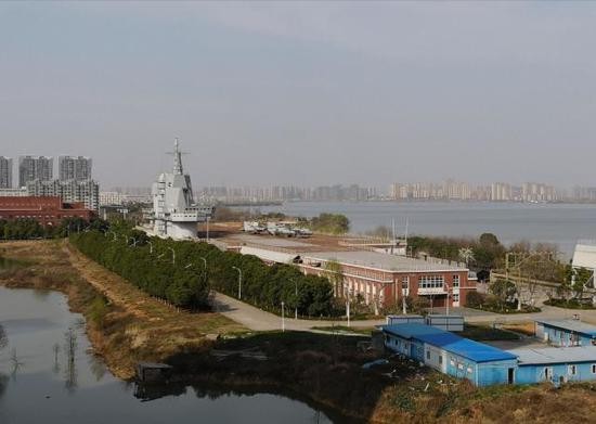 武漢航母樓近日傳出已為中國首艘「彈射航母」艦島定型，有分析指出，其應用至少2項瞄準美軍福特號核航母的先進技術。（圖／翻攝自大陸網站）