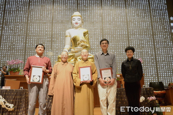 ▲佛光山南台別院「安樂富有」系列講座講，首場由國際佛光會世界總會秘書長覺培法師，與荒野保護協會理事長李偉文、台灣玉山國際交流協會榮譽理事長陳隆陞，和主持人陳麗妍，一同主講「佛教與生態~從上山下海看萬物無常」。（圖／南台別院，下同）