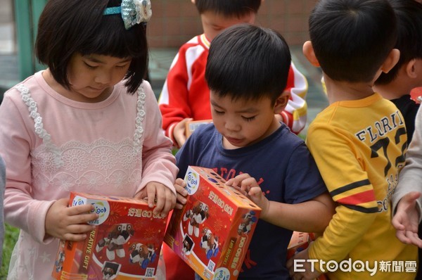 吉安鄉長黃馨帶來兒童節禮物益智積木遊戲組一一分送小朋友，同時鼓勵家長們利用連續假期，帶著子女外出踏青旅遊從事親子活動。（圖／吉安鄉公所提供）