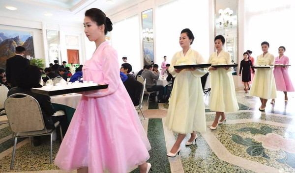 ▲▼玉流館內眾多穿著傳統服飾的北韓女服務員，十分外引人注目。(圖／翻攝自大陸網站）