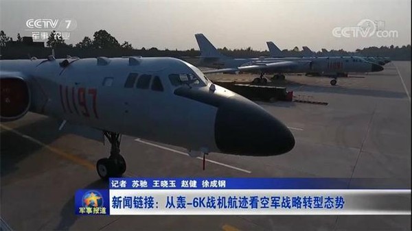 轟-6系列飛機研發團隊負責人何勝強罕見披露新一代轟炸機，外界認為其動作預示轟-20即將首飛。（圖／翻攝自央視）