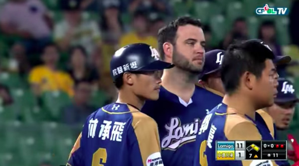 ▲林承飛安撫尼克斯。（圖／翻攝CPBL.TV）