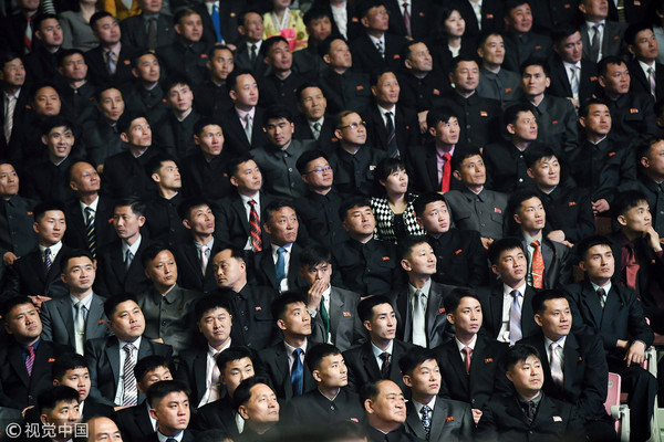 ▲南韓藝人到北韓表演時，台下觀眾的表情。（圖／CFP）