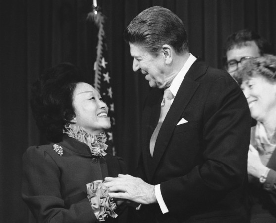 ▲▼美國前總統雷根（Ronald Reagan）1984年在白宮與亞太領導人會議後會見陳香梅（Anna Chennault），稱讚她是美國華裔傑出領導人。（圖／達志影像／美聯社）