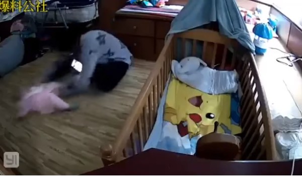 ▲▼    拉扯硬塞嬰兒奶嘴搖晃低頭玩手機　保母：沒甚麼，習慣動作都這樣▲（圖／翻攝自「爆料公社」臉書粉專，下同）