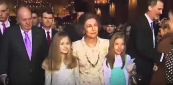 ▲▼西班牙皇后太后摸公主頭髮較勁結果被甩開。（圖／翻攝Mariano Filipino Youtube）