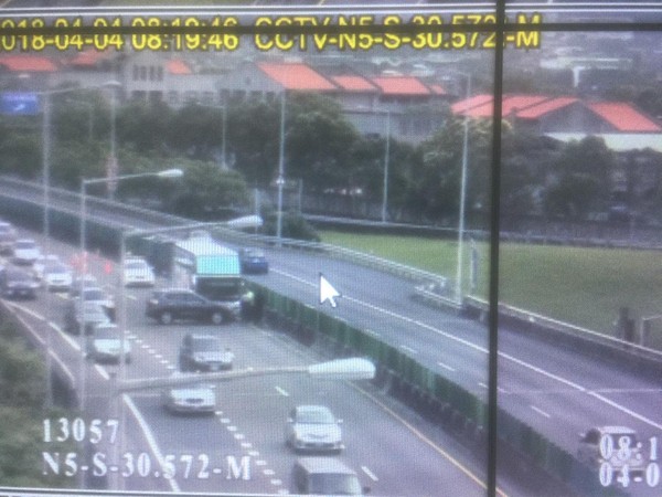 ▲▼ 清明連假國道事故，8時15分，國5南向30.5公里內側1大客車1自小客擦撞，回堵2公里。（圖／高公局提供）