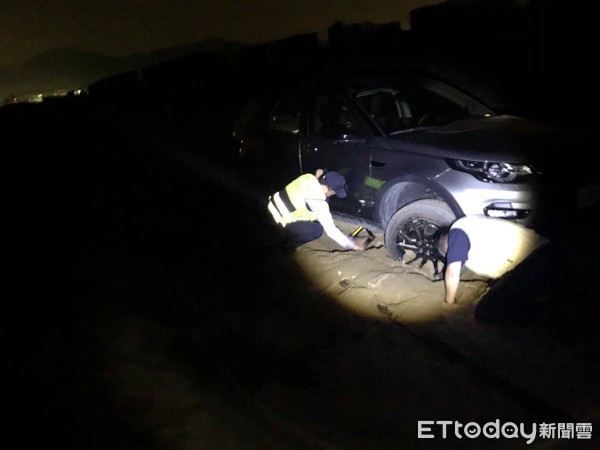 ▲▼民眾駕駛受困沙灘，警出動吉普車救援。（圖／記者林煒傑翻攝）