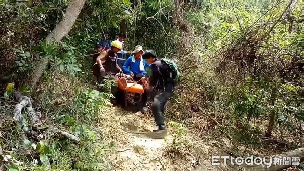 ▲高雄婦遊柴山不慎墜崖骨折　救難人員接力搬送下山。（圖／山友提供）