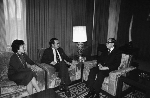 美國參議員西奧多·史蒂文生與陳香梅，於1981年1月在泰國與中華民國外交部部長朱撫松會面。（圖／達志影像／美聯社）