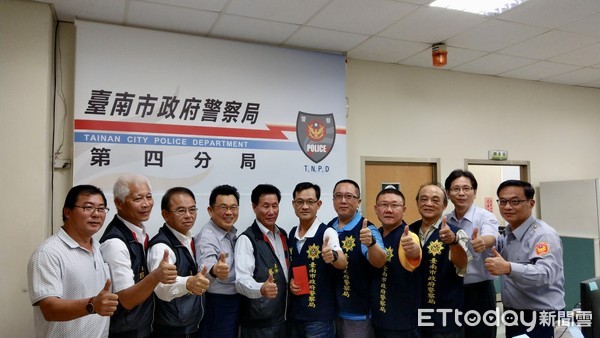 ▲台南市警四分局破起槍擊案，起獲2把突擊步槍，台南市警局及警友會頒獎表揚。（圖／警方提供）