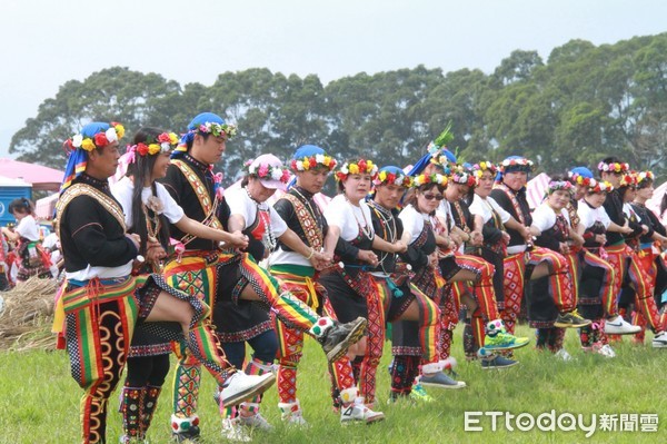 2年1度的台東卑南族聯合豐年祭，4月6日在阿里擺部落登場，主辦單位除呼喚部落遊子回家相聚，也歡迎全國遊客到台東旅遊與卑南族人同歡共襄盛舉。（圖／台東縣政府提供）