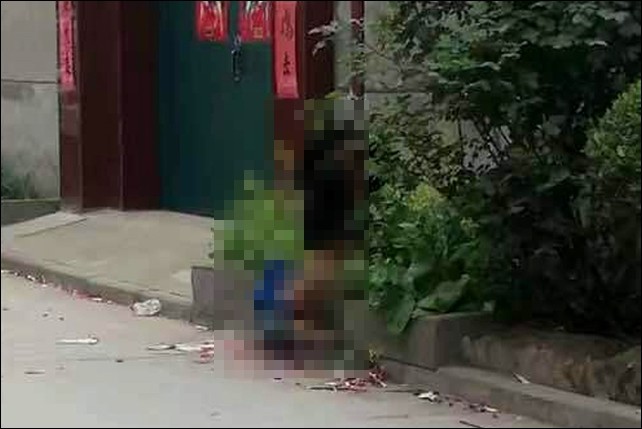 ▲中國陝西西安市一名15歲少年被發現裸身綑綁在鋼管上。（圖／翻攝自《都市快報》）