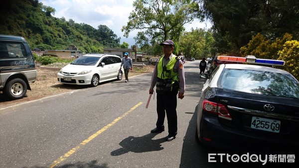 關山警察分局於轄區武陵、萬朝等公墓主要出入口處及池上伯朗大道、關山親水公園、鹿野高台等觀光景點，加強交通疏導及治安要點簽巡勤務。（圖／台東縣警察局提供）