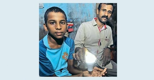 ▲▼印度男孩可使燈泡發亮。（圖／翻攝自odditycentral）
