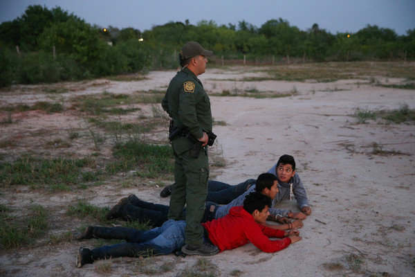 ▲非法移民不顧被邊境巡邏官員抓到的風險，仍堅持前往美墨邊界。（圖／路透社）