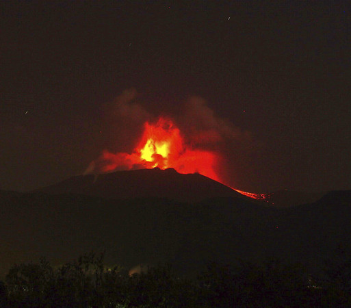 ▲▼日本新燃岳火山於當地時間5日凌晨3時31分噴發。（圖／達志影像／美聯社）