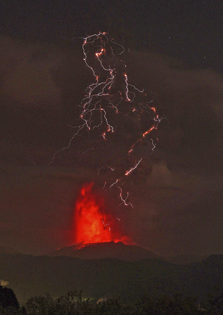 ▲▼日本新燃岳火山於當地時間5日凌晨3時31分噴發。（圖／達志影像／美聯社）