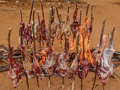 窮到只能吃肉！非洲最窮地區每天BBQ，願用整車鮮肉換一把青菜