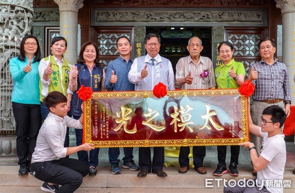 ▲鄭文燦出席鄭大模公祠祭祖表示，市府將持續將「道東堂」保存活化。（圖／桃園市政府提供）