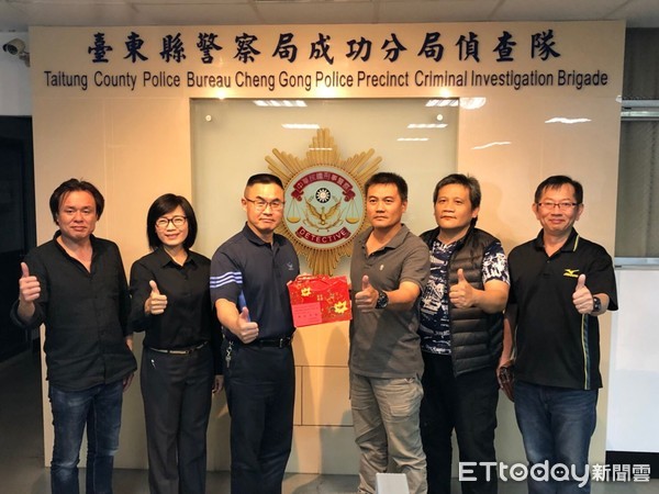 台東成功分局接連破獲毒品案件，台東縣警察局局長劉崇智至該分局頒發「好警茶」，表揚破案有功人員。（圖／台東縣警察局提供）