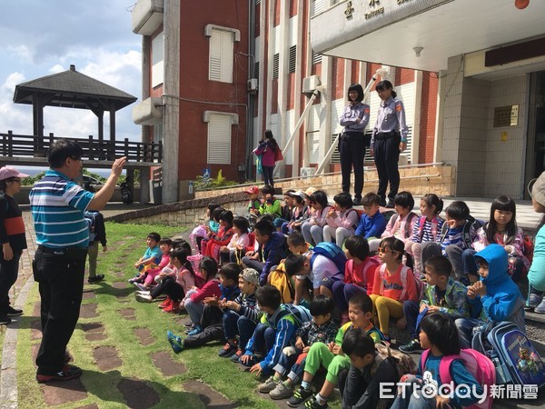 台東成功鎮三民國小幼稚園的小朋友參訪成功警察分局，員警宣導婦幼安全概念，教導小朋友們如何自我保護、預防大野狼並做自己身體的好主人。（圖／台東縣警察局提供）