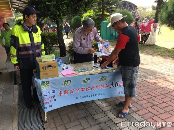 台東縣大武警分局利用大溪國小舉辦運動會的機會，由多良派出所所長杜信諭率同警員，現場設攤宣導騎機車戴安全帽的重要。（圖／台東縣警察局提供）