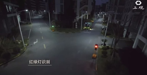 ▲▼無人駕駛清潔車隊還能辨別紅綠燈。（圖／翻攝自上觀新聞）