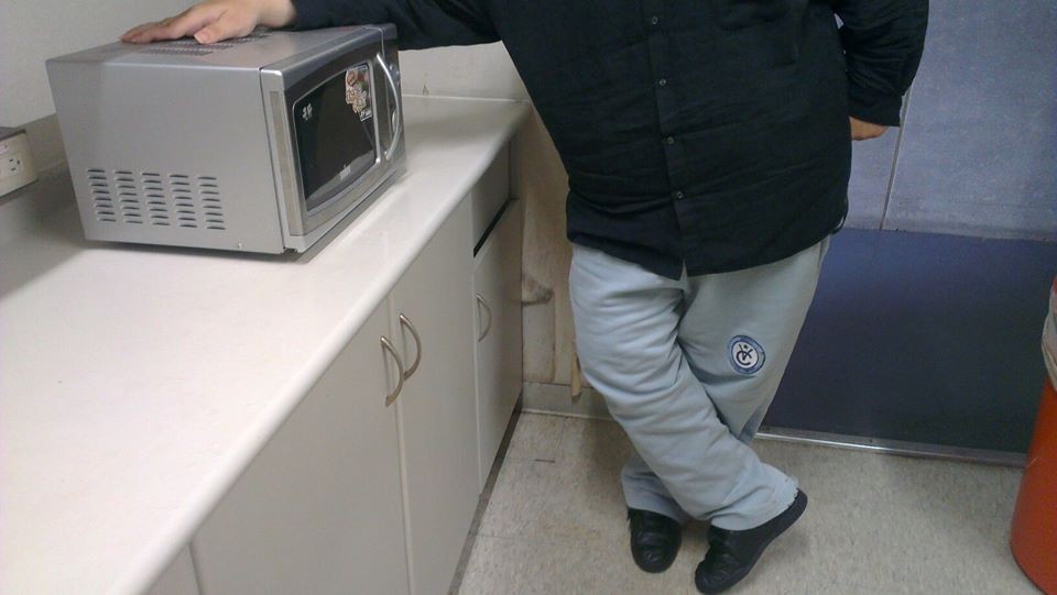 網路謠傳男生站在微波爐前微波下體，可達到殺精作用。(圖／ETtoday)