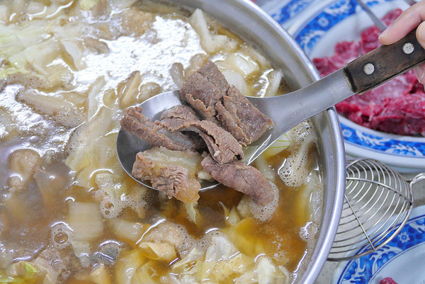 ▲高雄市湖內區 湖東牛肉館 溫體牛肉火鍋 。（圖／橘子狗愛吃糖提供）