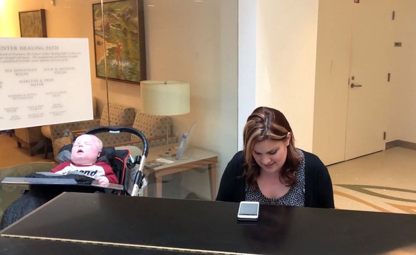 ▲▼美國南卡羅萊納州（South Carolina）的母親特納（Abigail Tanner）帶著罹患罕病的1歲兒子看診，趁著等待期間，她彈起院內的鋼琴。（圖／翻攝自臉書／Abigail Reimer Tanner、Duke Cancer Institute）