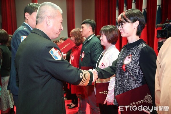 花蓮市公所民政課員邱毓婷榮獲績優役政獎殊榮，二月代表花蓮縣受獎，市長魏嘉賢肯定民政課長潘堂盛帶領民政課同仁的表現。（圖／花蓮市公所提供）