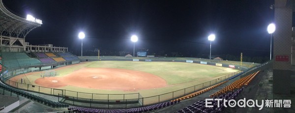 台東第一棒球場夜間照明設備8日將正式啟用，同時亦舉辦2018 Sunny 東岸聯盟U18棒球邀請賽冠軍賽，為棒球場新設夜間照明設備完工後的首場比賽。（圖／台東縣政府提供）