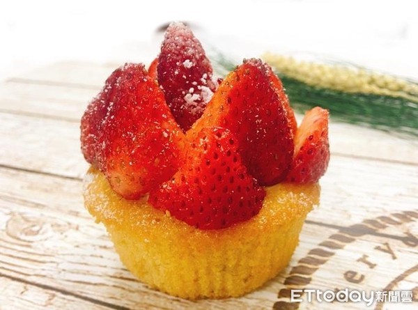 ▲成大醫院營養部設計「莓橄蛋糕」，是以橄欖油代替人造奶油來製作蛋糕。（圖／成醫提供）