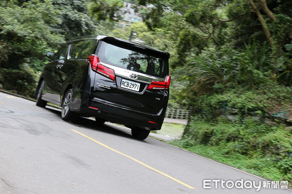 ▲300匹的陸地頭等艙！Toyota Alphard試駕體驗《駕馭篇》。（圖／記者張慶輝攝）