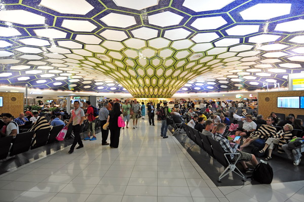 ▲▼ 阿布達比國際機場。（https://commons.wikimedia.org/wiki/File:13-08-06-abu-dhabi-airport-01.jpg）