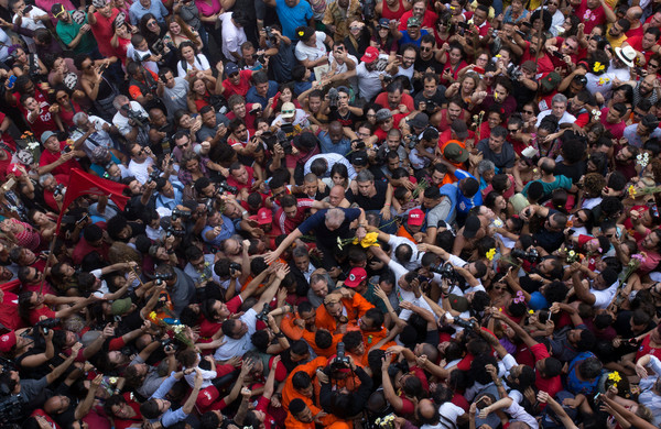 ▲▼巴西前總統魯拉（Luiz Inácio Lula da Silva）因涉嫌收賄，面臨12年有期徒刑。魯拉的支持者與警方發生衝突，試圖阻止魯拉被帶走。（圖／路透社）