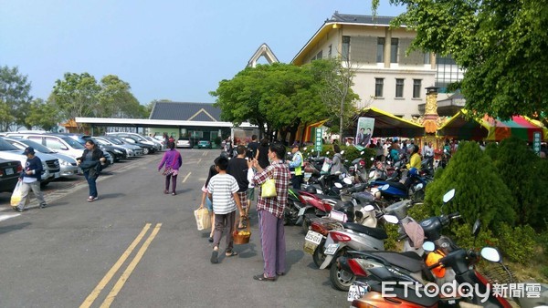 ▲今年清明掃墓人潮、車潮湧入，台南市警局累計設置交通崗176處，動員2391名警力，維持掃墓及風景區與各主要道路交通順暢。（圖／警方提供，下同）