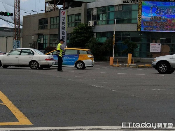 ▲今年清明掃墓人潮、車潮湧入，台南市警局累計設置交通崗176處，動員2391名警力，維持掃墓及風景區與各主要道路交通順暢。（圖／警方提供，下同）