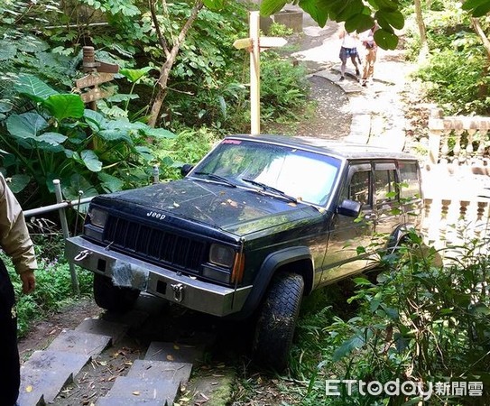 ▲▼民眾掃墓將車輛停在登山步道入口，讓許多民眾看傻眼。（圖／翻攝自臉書／我是中和人）