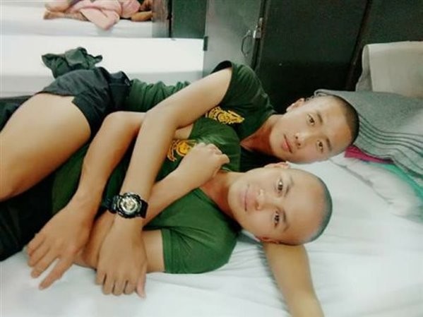 一名泰國役男PO出和同梯床上甜蜜相擁的照片，讓網友紛紛恭喜，「在軍中也能遇到真愛！要幸福喔！」（圖／翻攝「Tong Zeeza」臉書）