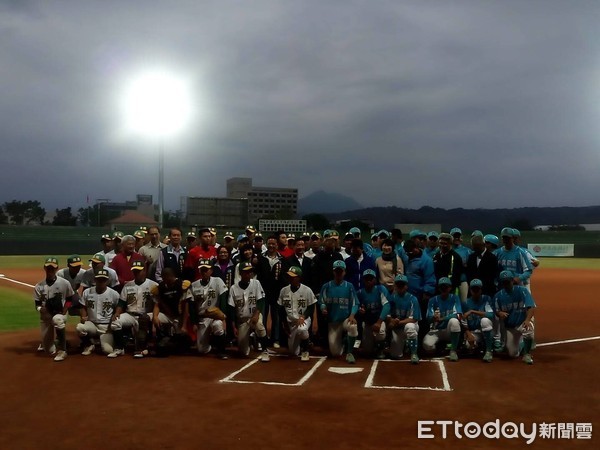 台東縣棒球村第一棒球場夜間照明設備完工，8日晚間在縣長黃健庭等貴賓主持啟用儀式啟用儀式後，隨即進行2018年Sunny東岸聯盟U18棒球邀請賽，黃健庭表示，將爭取明年中華職棒大聯盟來台東比賽（圖／台東縣政府提供）